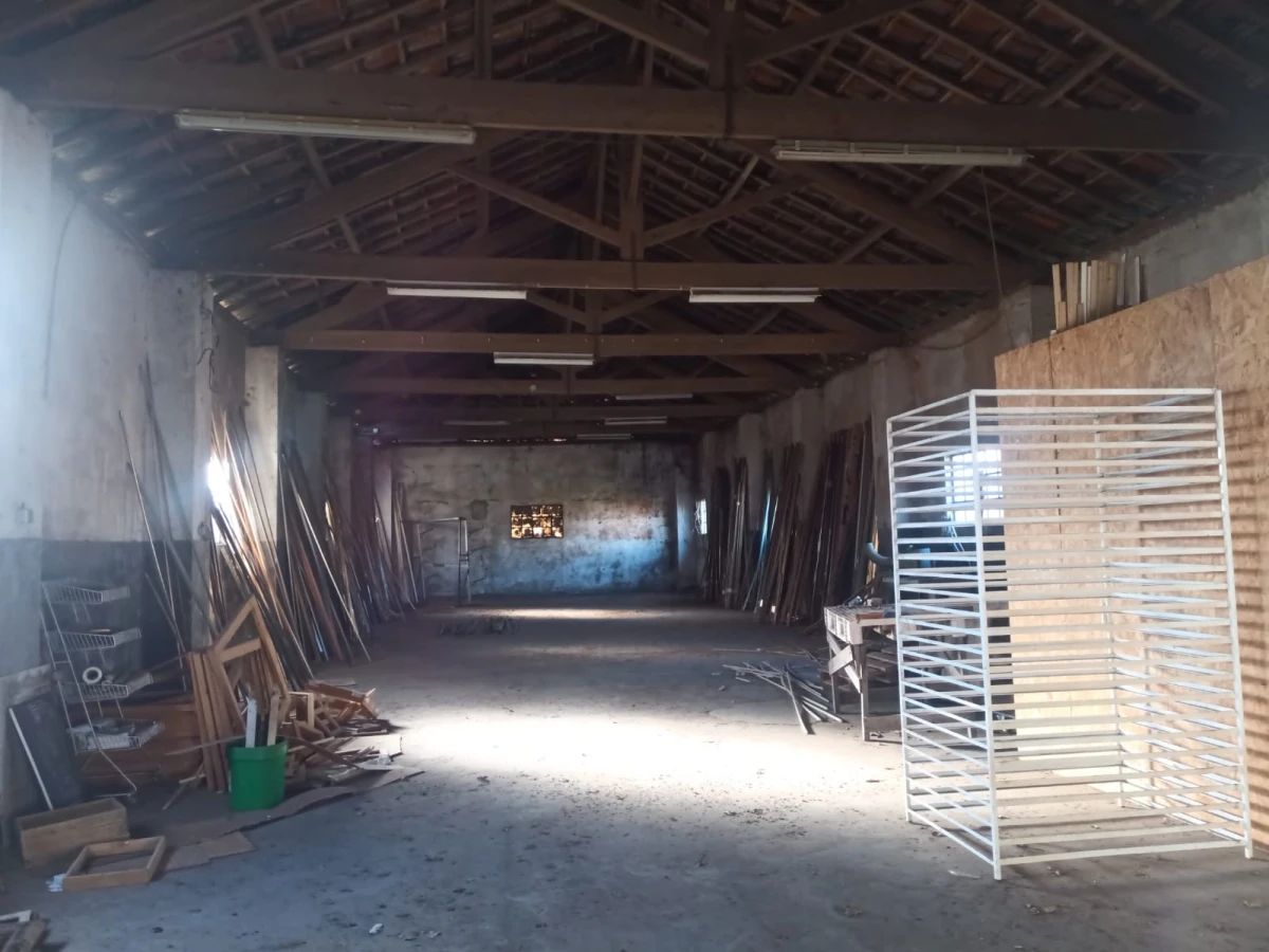 Kaskata -  Soluções Imobiliárias - Armazém A&B Armazéns antigos para recuperar ou demolir.