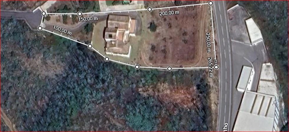 Kaskata -  Soluções Imobiliárias - Moradia v4 Uma casa para viver a luz, o espaço e a tranquilidade – Sever do Vouga

Implantada num terreno elevado, esta moradia unifamiliar isolada convida a abrandar o ritmo e a desfrutar de uma envolvente única, onde a luz natural e as vistas abertas são presença constante ao longo do dia.