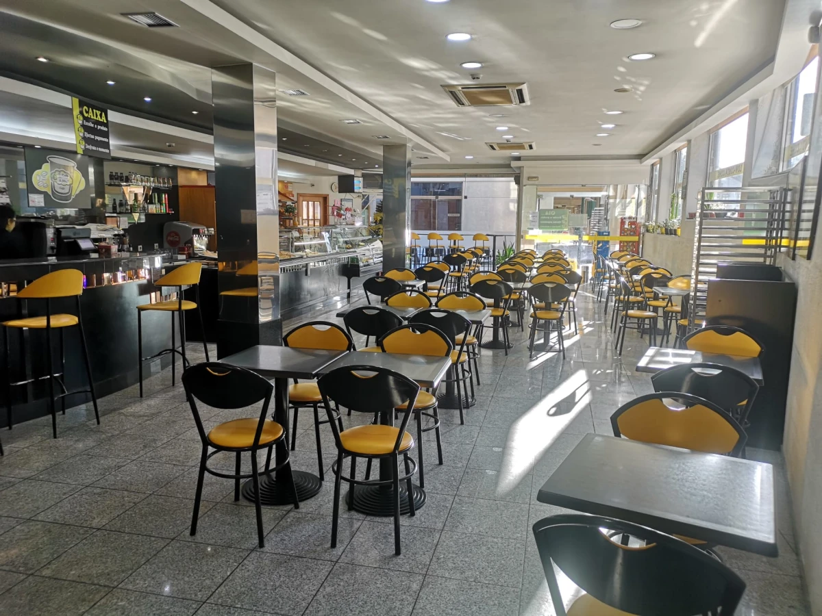 Kaskata Soluções Imobiliárias - Loja e negócio em Oliveira de Azeméis Vende-se loja e negócio totalmente funcional de padaria, café e pastelaria, localizada numa das mais populares entradas da cidade, com excelente visibilidade e elevado fluxo pedonal e rodoviário.
O espaço dispõe de 200 m²