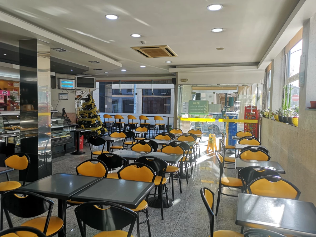 Kaskata Soluções Imobiliárias - Loja e negócio em Oliveira de Azeméis Vende-se loja e negócio totalmente funcional de padaria, café e pastelaria, localizada numa das mais populares entradas da cidade, com excelente visibilidade e elevado fluxo pedonal e rodoviário.
O espaço dispõe de 200 m²