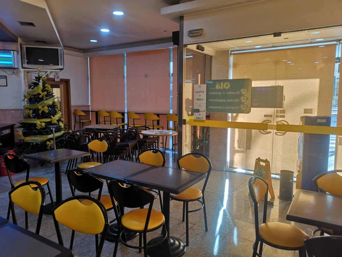 Kaskata Soluções Imobiliárias - Loja e negócio em Oliveira de Azeméis Vende-se loja e negócio totalmente funcional de padaria, café e pastelaria, localizada numa das mais populares entradas da cidade, com excelente visibilidade e elevado fluxo pedonal e rodoviário.
O espaço dispõe de 200 m²