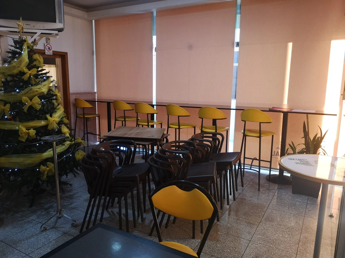 Kaskata Soluções Imobiliárias - Loja e negócio em Oliveira de Azeméis Vende-se loja e negócio totalmente funcional de padaria, café e pastelaria, localizada numa das mais populares entradas da cidade, com excelente visibilidade e elevado fluxo pedonal e rodoviário.
O espaço dispõe de 200 m²