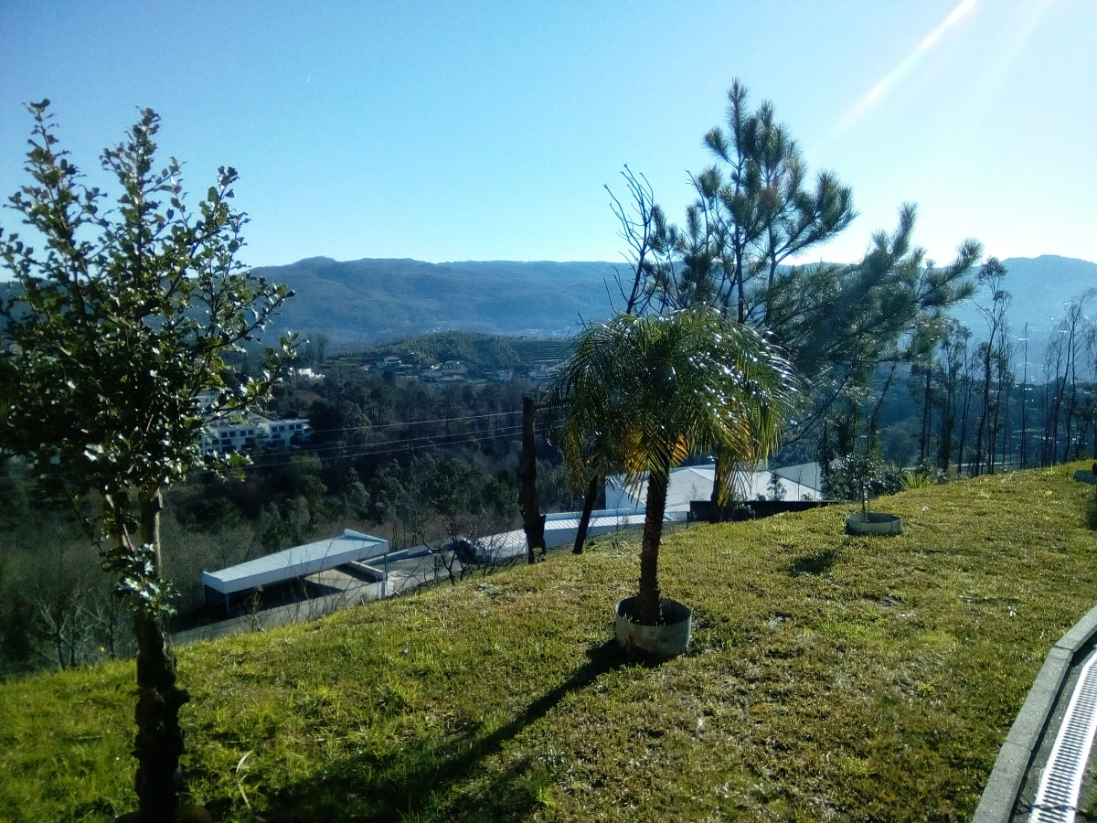 Kaskata Soluções Imobiliárias - Moradia v3+1 em Sever do Vouga Uma casa para viver a luz, o espaço e a tranquilidade – Sever do Vouga

Implantada num terreno elevado, esta moradia unifamiliar isolada convida a abrandar o ritmo e a desfrutar de uma envolvente única, onde a luz natural e as vistas abertas são presença constante ao longo do dia.