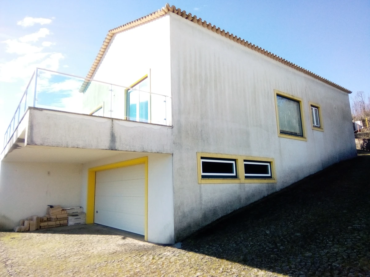 Kaskata Soluções Imobiliárias - Moradia v3+1 em Sever do Vouga Uma casa para viver a luz, o espaço e a tranquilidade – Sever do Vouga

Implantada num terreno elevado, esta moradia unifamiliar isolada convida a abrandar o ritmo e a desfrutar de uma envolvente única, onde a luz natural e as vistas abertas são presença constante ao longo do dia.