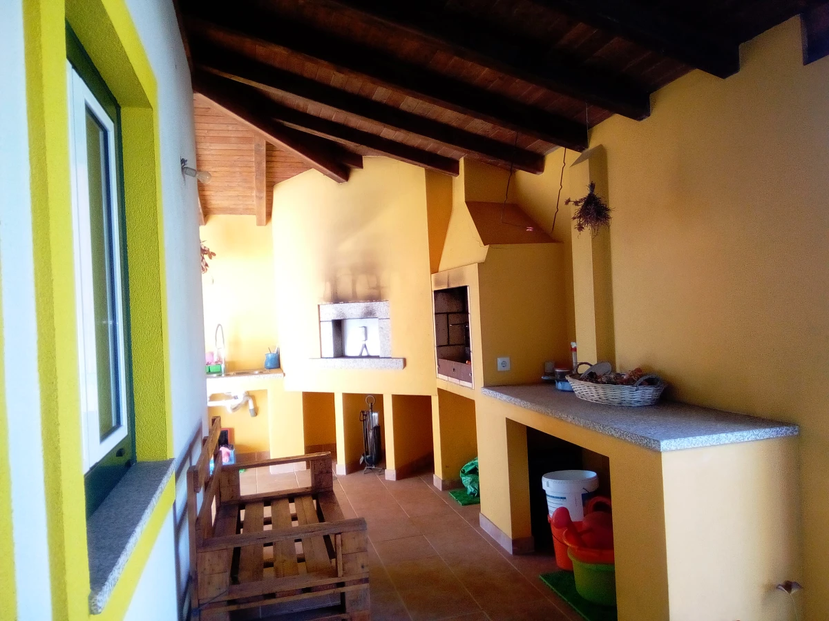 Kaskata Soluções Imobiliárias - Moradia v3+1 em Sever do Vouga Uma casa para viver a luz, o espaço e a tranquilidade – Sever do Vouga

Implantada num terreno elevado, esta moradia unifamiliar isolada convida a abrandar o ritmo e a desfrutar de uma envolvente única, onde a luz natural e as vistas abertas são presença constante ao longo do dia.