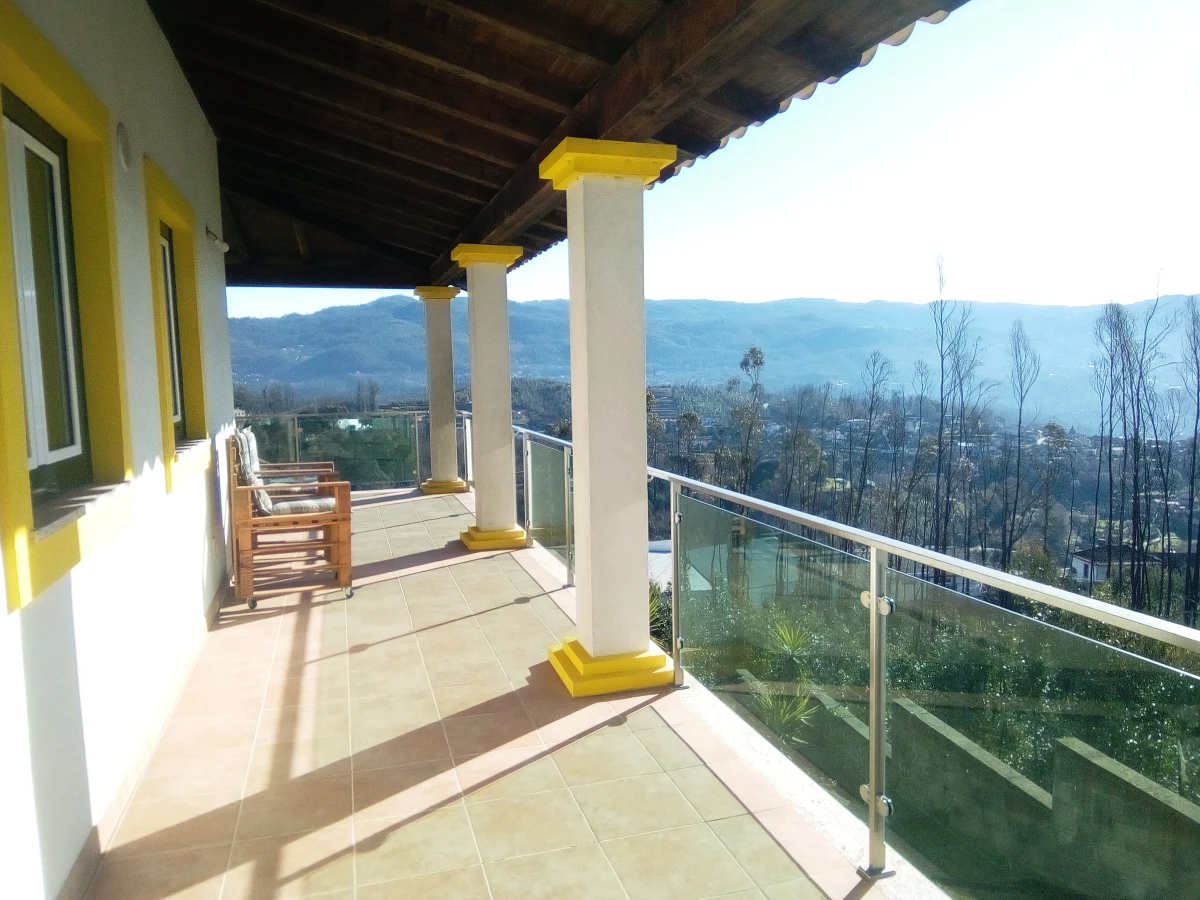 Kaskata Soluções Imobiliárias - Moradia v3+1 em Sever do Vouga Uma casa para viver a luz, o espaço e a tranquilidade – Sever do Vouga

Implantada num terreno elevado, esta moradia unifamiliar isolada convida a abrandar o ritmo e a desfrutar de uma envolvente única, onde a luz natural e as vistas abertas são presença constante ao longo do dia.