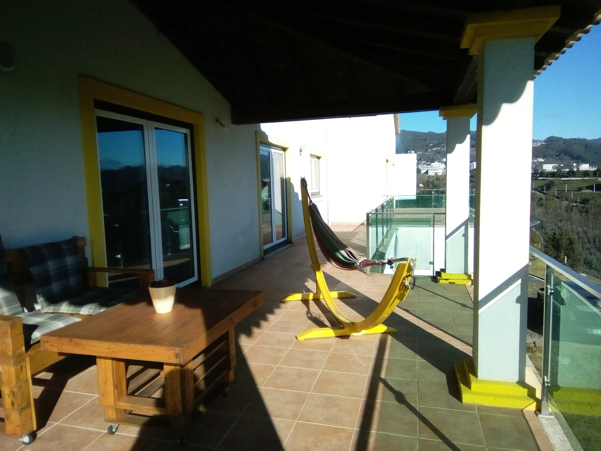 Kaskata Soluções Imobiliárias - Moradia v3+1 em Sever do Vouga Uma casa para viver a luz, o espaço e a tranquilidade – Sever do Vouga

Implantada num terreno elevado, esta moradia unifamiliar isolada convida a abrandar o ritmo e a desfrutar de uma envolvente única, onde a luz natural e as vistas abertas são presença constante ao longo do dia.