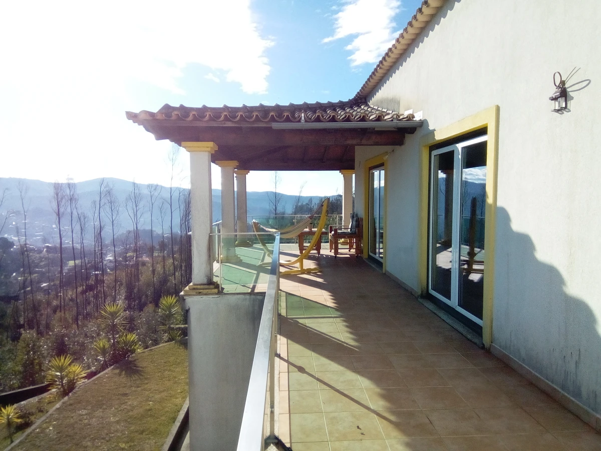 Kaskata Soluções Imobiliárias - Moradia v3+1 em Sever do Vouga Uma casa para viver a luz, o espaço e a tranquilidade – Sever do Vouga

Implantada num terreno elevado, esta moradia unifamiliar isolada convida a abrandar o ritmo e a desfrutar de uma envolvente única, onde a luz natural e as vistas abertas são presença constante ao longo do dia.