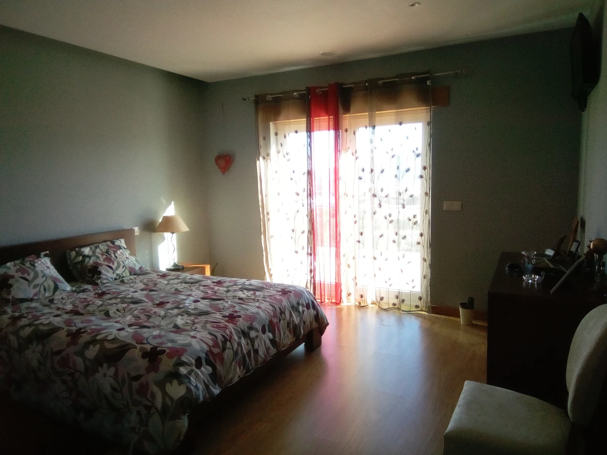 Kaskata Soluções Imobiliárias - Moradia v3+1 em Sever do Vouga Uma casa para viver a luz, o espaço e a tranquilidade – Sever do Vouga

Implantada num terreno elevado, esta moradia unifamiliar isolada convida a abrandar o ritmo e a desfrutar de uma envolvente única, onde a luz natural e as vistas abertas são presença constante ao longo do dia.