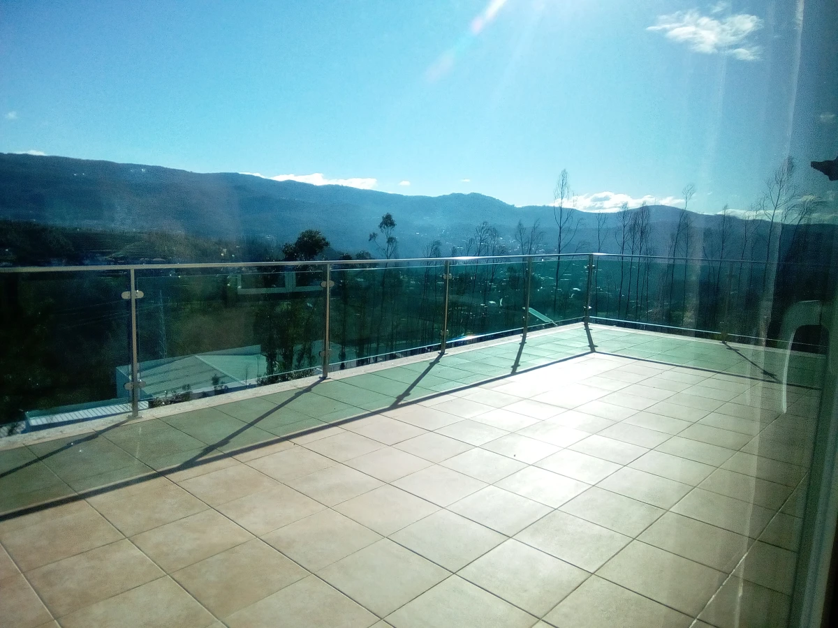 Kaskata Soluções Imobiliárias - Moradia v3+1 em Sever do Vouga Uma casa para viver a luz, o espaço e a tranquilidade – Sever do Vouga

Implantada num terreno elevado, esta moradia unifamiliar isolada convida a abrandar o ritmo e a desfrutar de uma envolvente única, onde a luz natural e as vistas abertas são presença constante ao longo do dia.