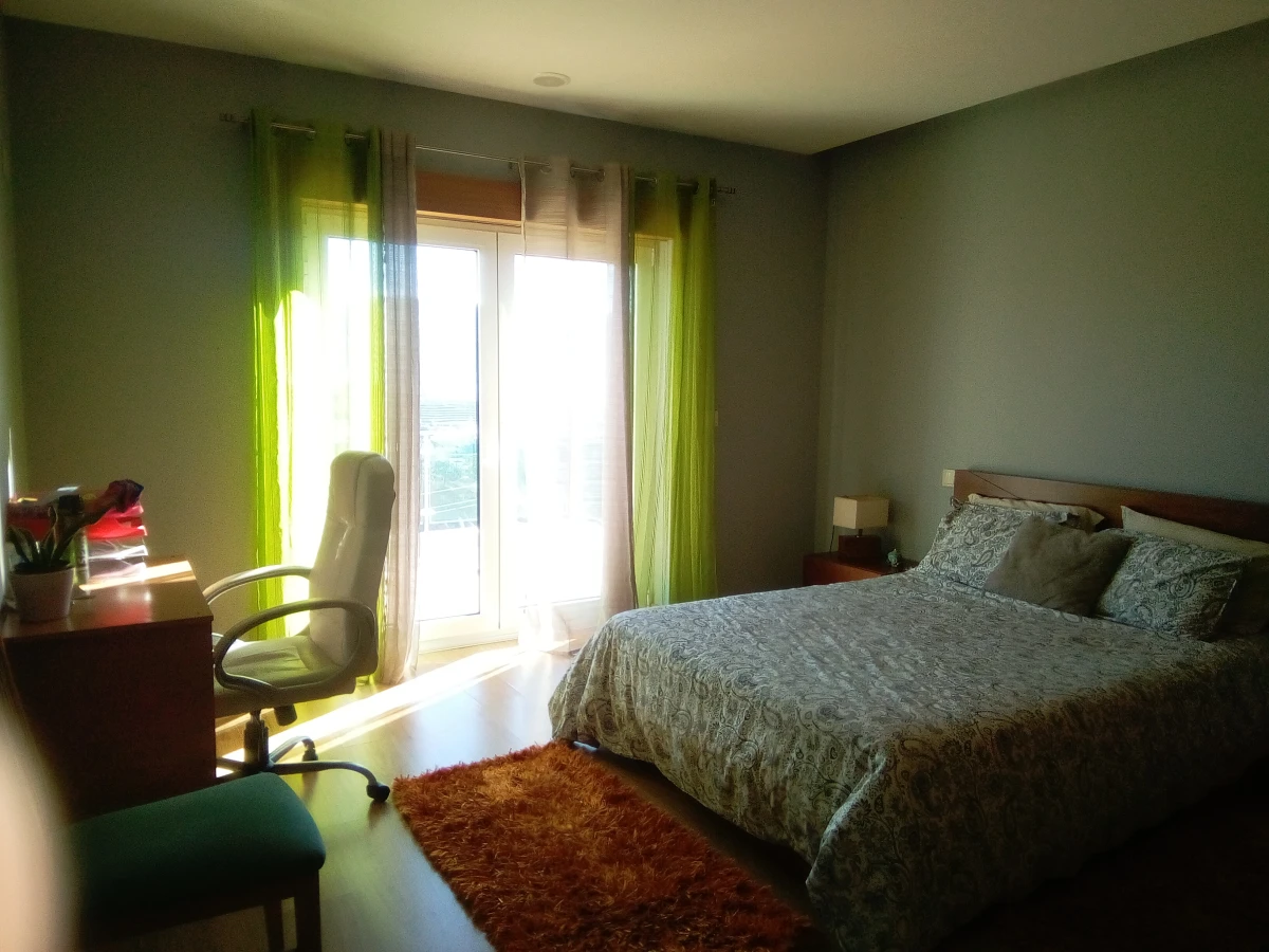 Kaskata Soluções Imobiliárias - Moradia v3+1 em Sever do Vouga Uma casa para viver a luz, o espaço e a tranquilidade – Sever do Vouga

Implantada num terreno elevado, esta moradia unifamiliar isolada convida a abrandar o ritmo e a desfrutar de uma envolvente única, onde a luz natural e as vistas abertas são presença constante ao longo do dia.