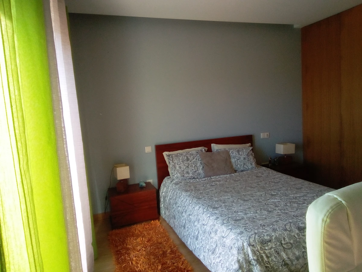 Kaskata Soluções Imobiliárias - Moradia v3+1 em Sever do Vouga Uma casa para viver a luz, o espaço e a tranquilidade – Sever do Vouga

Implantada num terreno elevado, esta moradia unifamiliar isolada convida a abrandar o ritmo e a desfrutar de uma envolvente única, onde a luz natural e as vistas abertas são presença constante ao longo do dia.