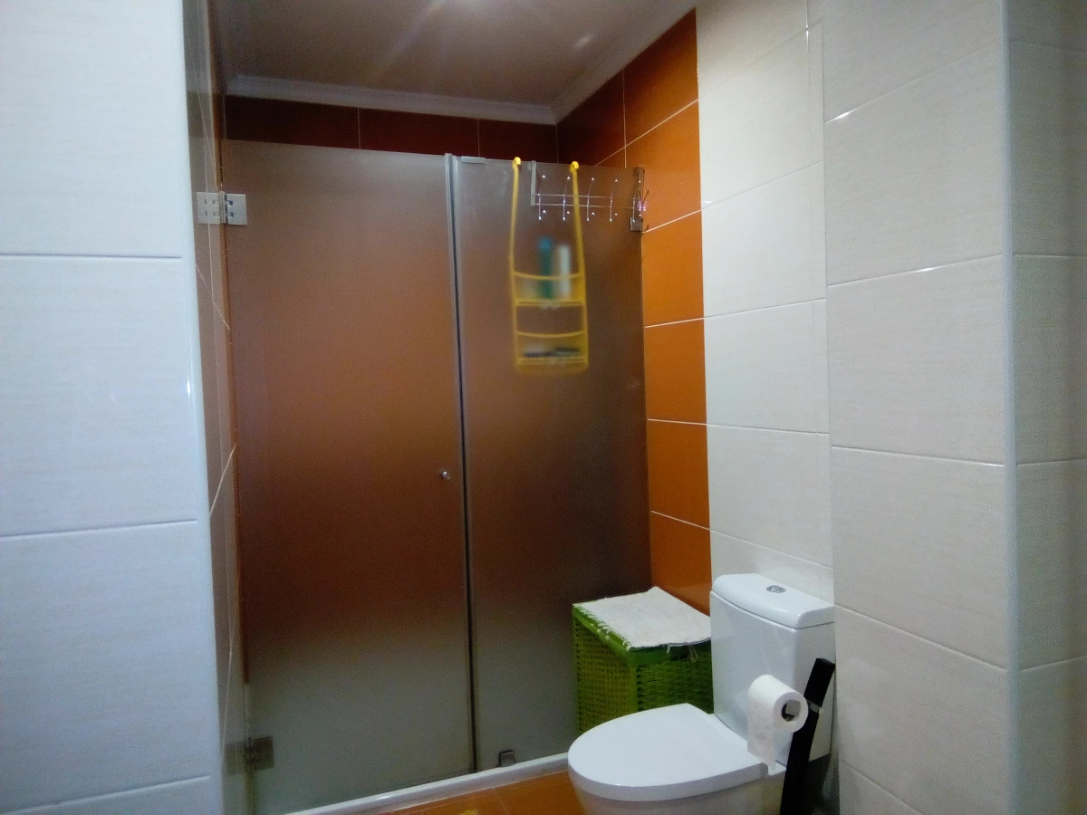 Kaskata Soluções Imobiliárias - Moradia v3+1 em Sever do Vouga Uma casa para viver a luz, o espaço e a tranquilidade – Sever do Vouga

Implantada num terreno elevado, esta moradia unifamiliar isolada convida a abrandar o ritmo e a desfrutar de uma envolvente única, onde a luz natural e as vistas abertas são presença constante ao longo do dia.