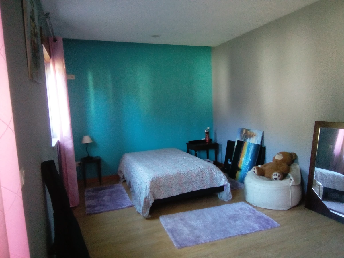 Kaskata Soluções Imobiliárias - Moradia v3+1 em Sever do Vouga Uma casa para viver a luz, o espaço e a tranquilidade – Sever do Vouga

Implantada num terreno elevado, esta moradia unifamiliar isolada convida a abrandar o ritmo e a desfrutar de uma envolvente única, onde a luz natural e as vistas abertas são presença constante ao longo do dia.