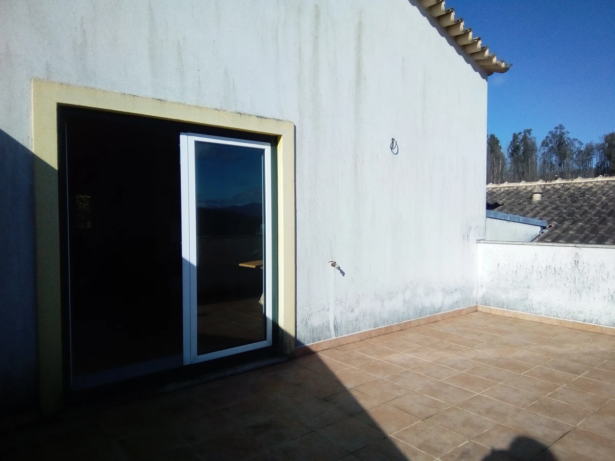 Kaskata Soluções Imobiliárias - Moradia v3+1 em Sever do Vouga Uma casa para viver a luz, o espaço e a tranquilidade – Sever do Vouga

Implantada num terreno elevado, esta moradia unifamiliar isolada convida a abrandar o ritmo e a desfrutar de uma envolvente única, onde a luz natural e as vistas abertas são presença constante ao longo do dia.