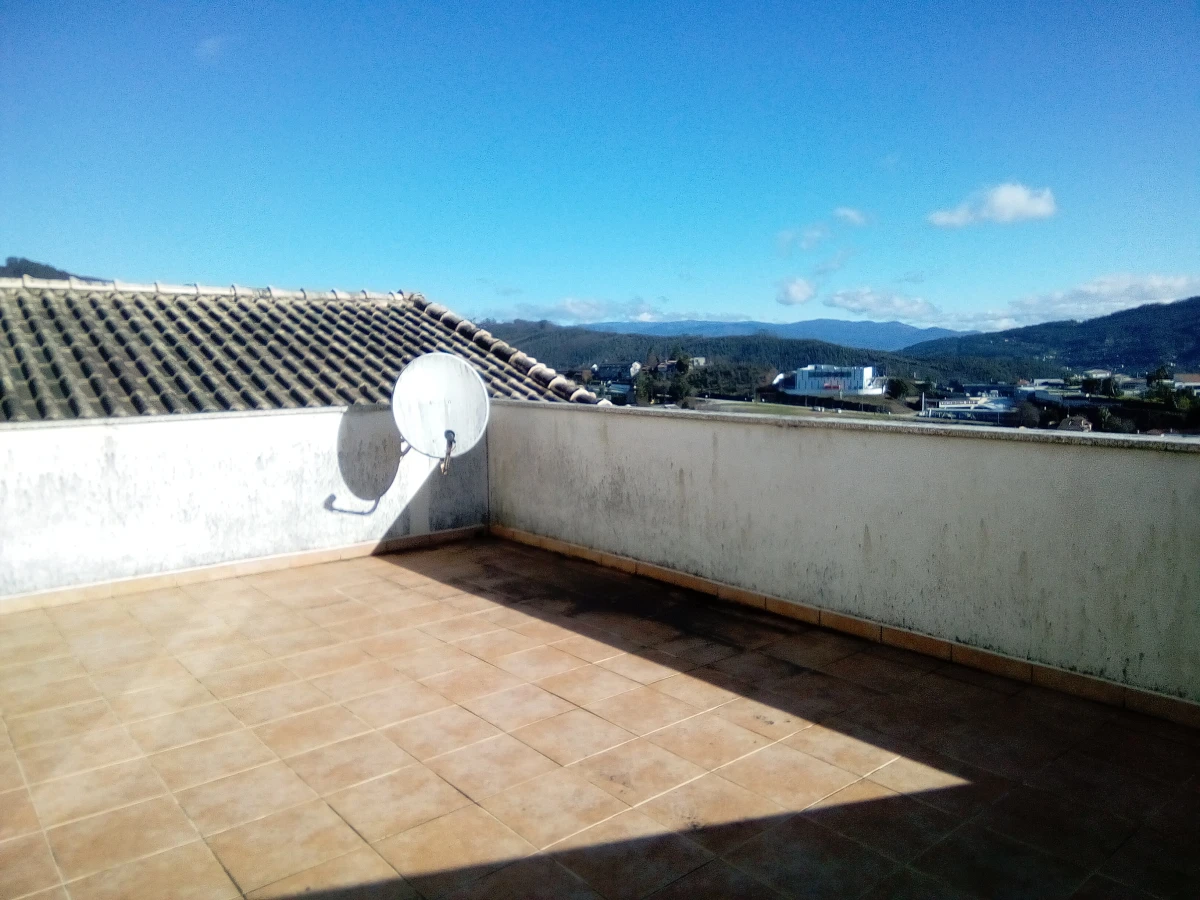 Kaskata Soluções Imobiliárias - Moradia v3+1 em Sever do Vouga Uma casa para viver a luz, o espaço e a tranquilidade – Sever do Vouga

Implantada num terreno elevado, esta moradia unifamiliar isolada convida a abrandar o ritmo e a desfrutar de uma envolvente única, onde a luz natural e as vistas abertas são presença constante ao longo do dia.