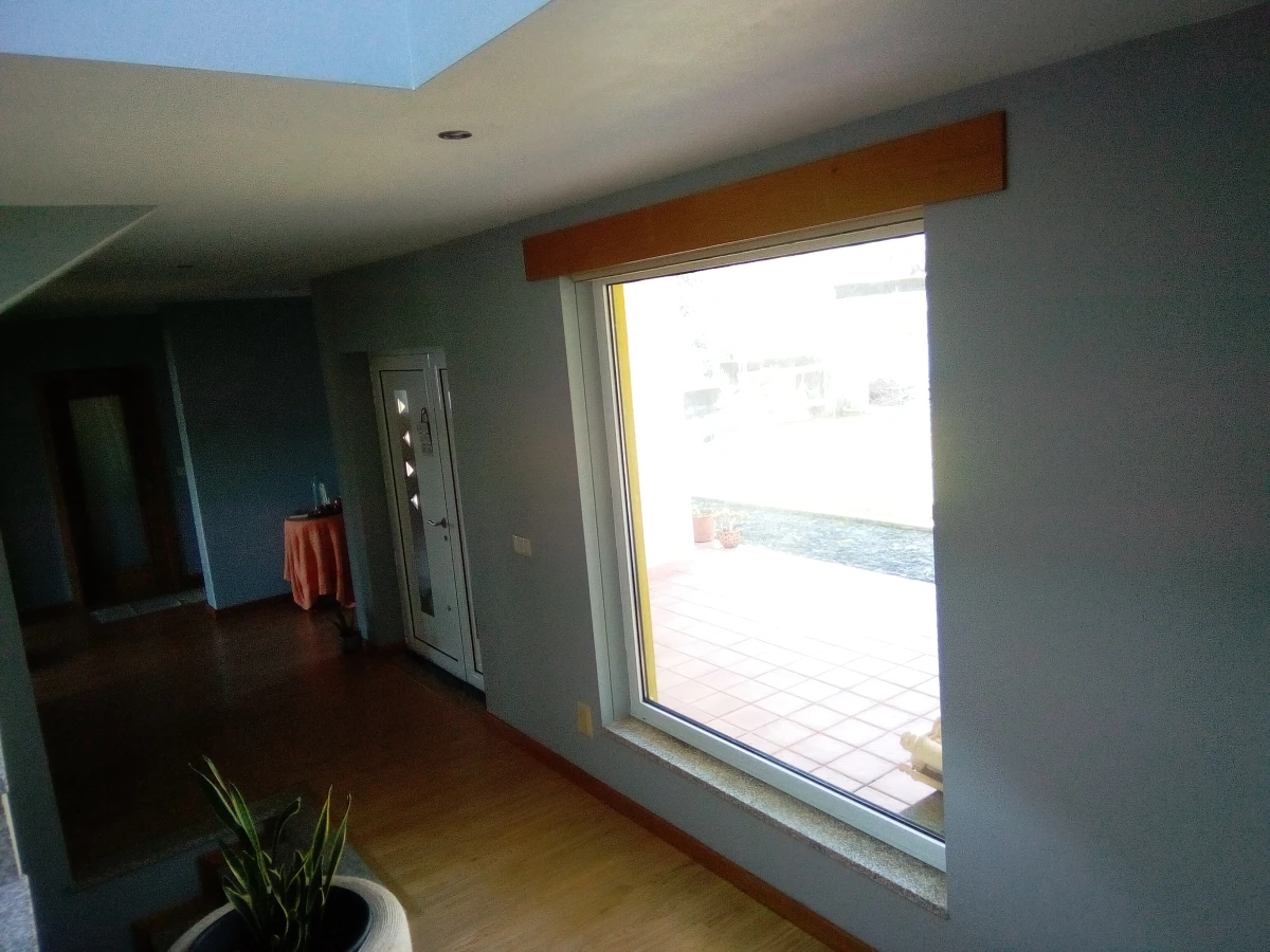 Kaskata Soluções Imobiliárias - Moradia v3+1 em Sever do Vouga Uma casa para viver a luz, o espaço e a tranquilidade – Sever do Vouga

Implantada num terreno elevado, esta moradia unifamiliar isolada convida a abrandar o ritmo e a desfrutar de uma envolvente única, onde a luz natural e as vistas abertas são presença constante ao longo do dia.