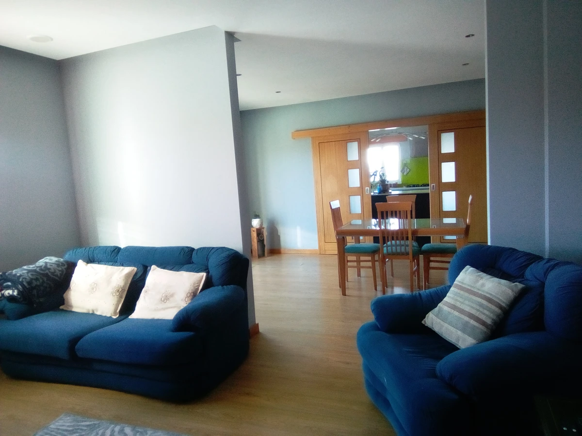 Kaskata Soluções Imobiliárias - Moradia v3+1 em Sever do Vouga Uma casa para viver a luz, o espaço e a tranquilidade – Sever do Vouga

Implantada num terreno elevado, esta moradia unifamiliar isolada convida a abrandar o ritmo e a desfrutar de uma envolvente única, onde a luz natural e as vistas abertas são presença constante ao longo do dia.