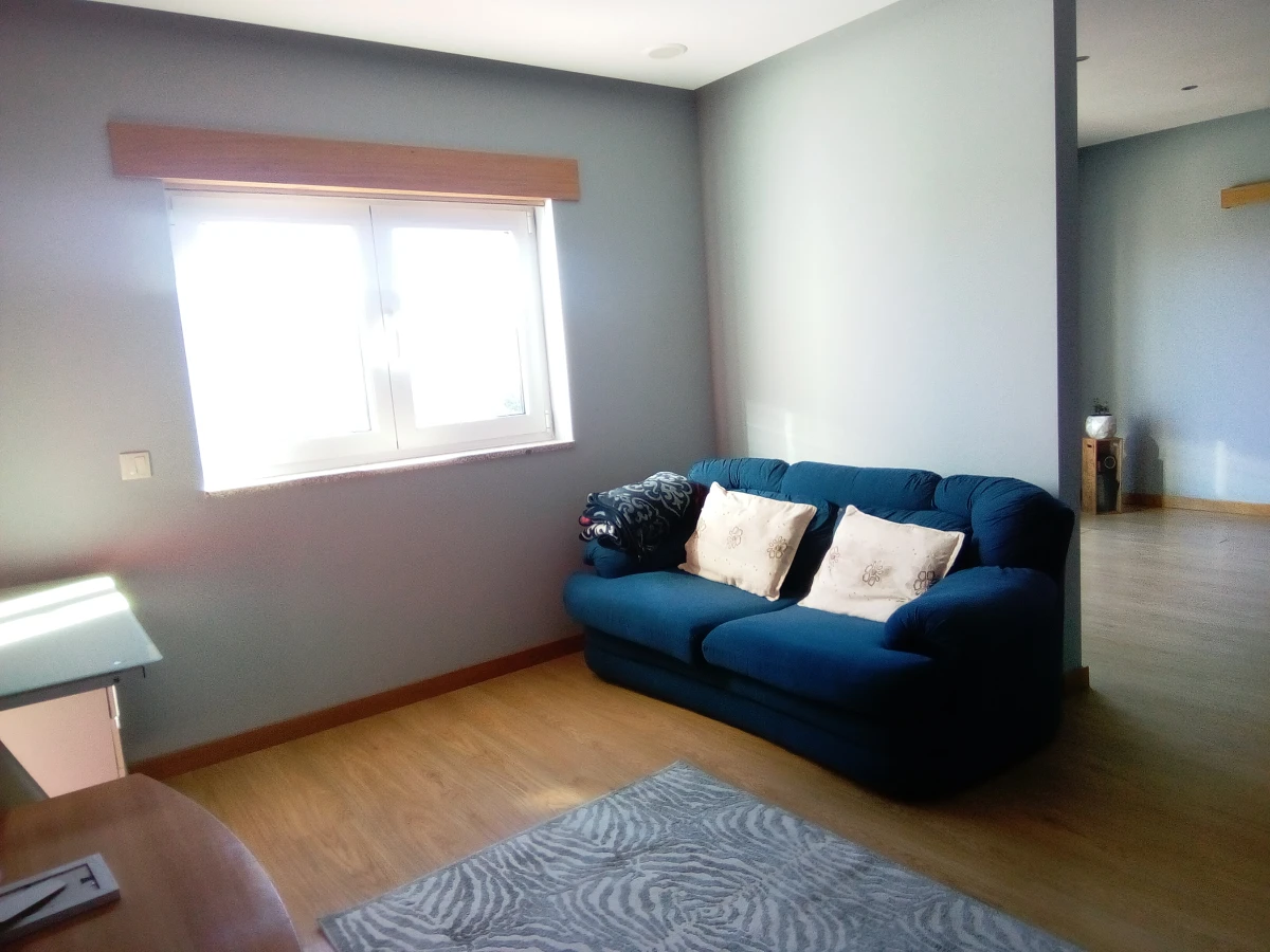 Kaskata Soluções Imobiliárias - Moradia v3+1 em Sever do Vouga Uma casa para viver a luz, o espaço e a tranquilidade – Sever do Vouga

Implantada num terreno elevado, esta moradia unifamiliar isolada convida a abrandar o ritmo e a desfrutar de uma envolvente única, onde a luz natural e as vistas abertas são presença constante ao longo do dia.