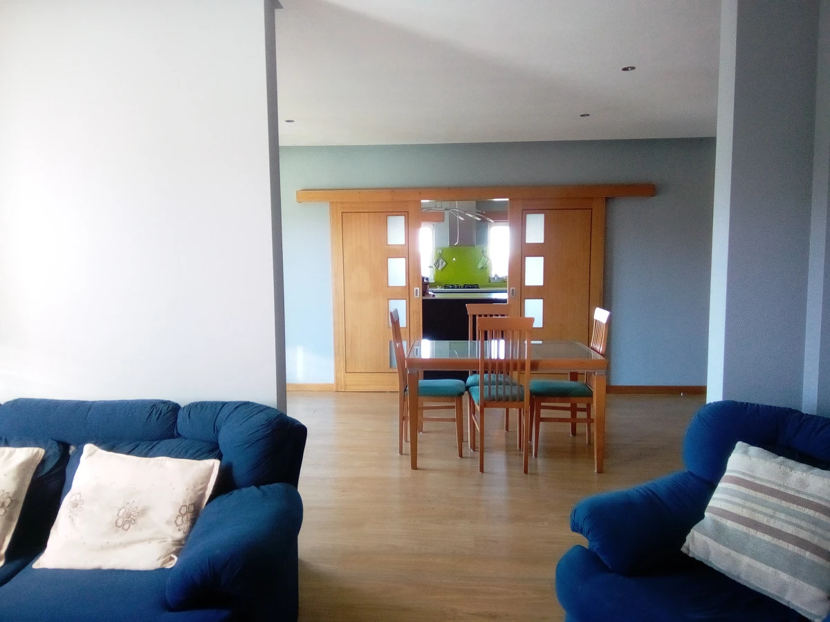 Kaskata Soluções Imobiliárias - Moradia v3+1 em Sever do Vouga Uma casa para viver a luz, o espaço e a tranquilidade – Sever do Vouga

Implantada num terreno elevado, esta moradia unifamiliar isolada convida a abrandar o ritmo e a desfrutar de uma envolvente única, onde a luz natural e as vistas abertas são presença constante ao longo do dia.