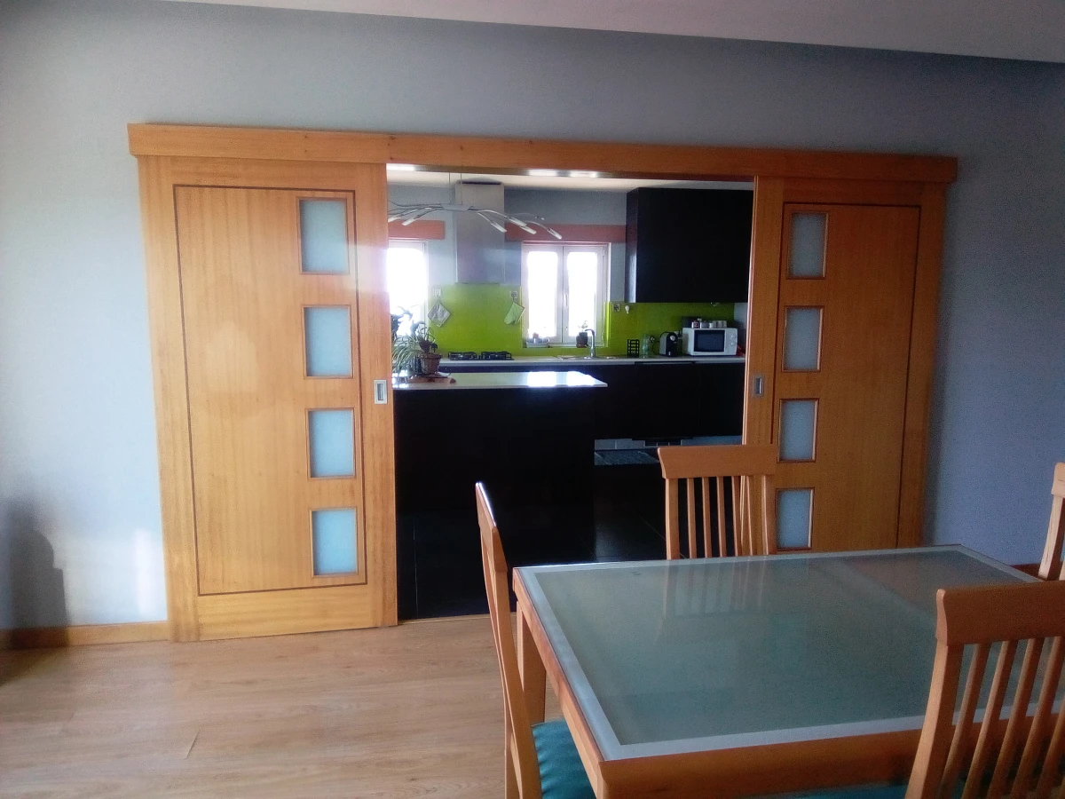 Kaskata Soluções Imobiliárias - Moradia v3+1 em Sever do Vouga Uma casa para viver a luz, o espaço e a tranquilidade – Sever do Vouga

Implantada num terreno elevado, esta moradia unifamiliar isolada convida a abrandar o ritmo e a desfrutar de uma envolvente única, onde a luz natural e as vistas abertas são presença constante ao longo do dia.