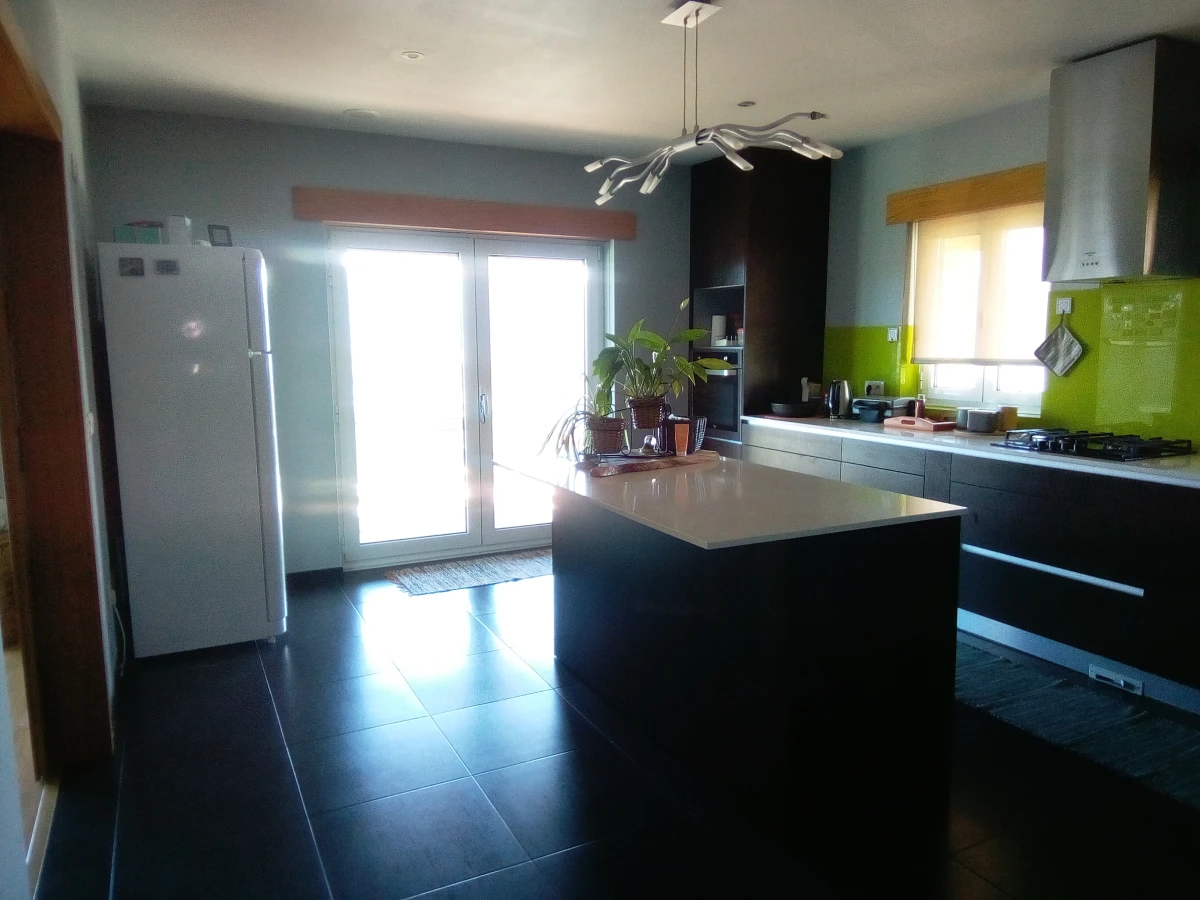 Kaskata Soluções Imobiliárias - Moradia v3+1 em Sever do Vouga Uma casa para viver a luz, o espaço e a tranquilidade – Sever do Vouga

Implantada num terreno elevado, esta moradia unifamiliar isolada convida a abrandar o ritmo e a desfrutar de uma envolvente única, onde a luz natural e as vistas abertas são presença constante ao longo do dia.