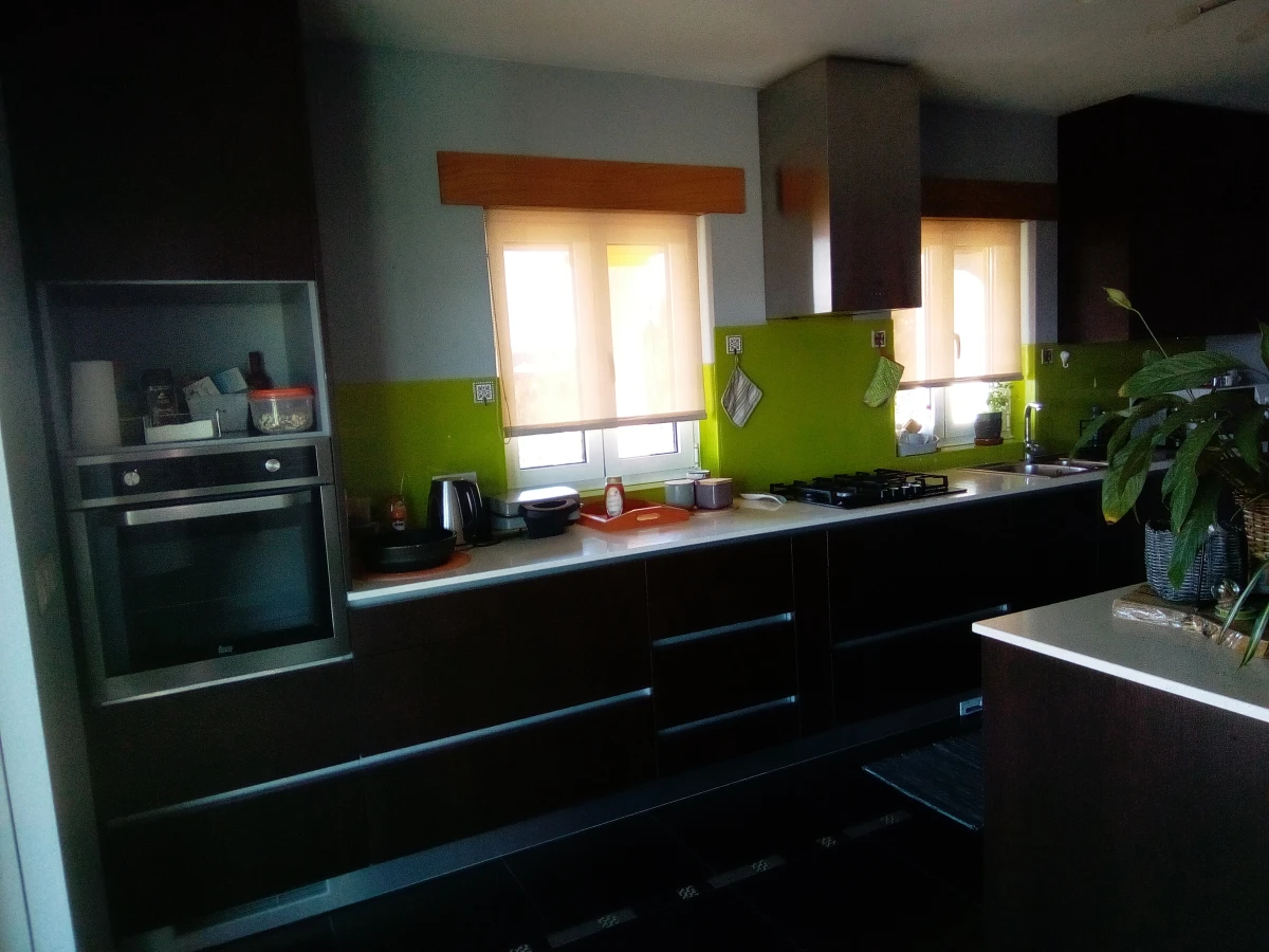 Kaskata Soluções Imobiliárias - Moradia v3+1 em Sever do Vouga Uma casa para viver a luz, o espaço e a tranquilidade – Sever do Vouga

Implantada num terreno elevado, esta moradia unifamiliar isolada convida a abrandar o ritmo e a desfrutar de uma envolvente única, onde a luz natural e as vistas abertas são presença constante ao longo do dia.