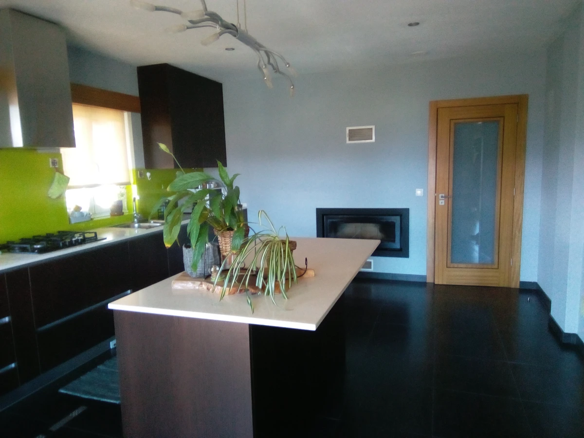 Kaskata Soluções Imobiliárias - Moradia v3+1 em Sever do Vouga Uma casa para viver a luz, o espaço e a tranquilidade – Sever do Vouga

Implantada num terreno elevado, esta moradia unifamiliar isolada convida a abrandar o ritmo e a desfrutar de uma envolvente única, onde a luz natural e as vistas abertas são presença constante ao longo do dia.