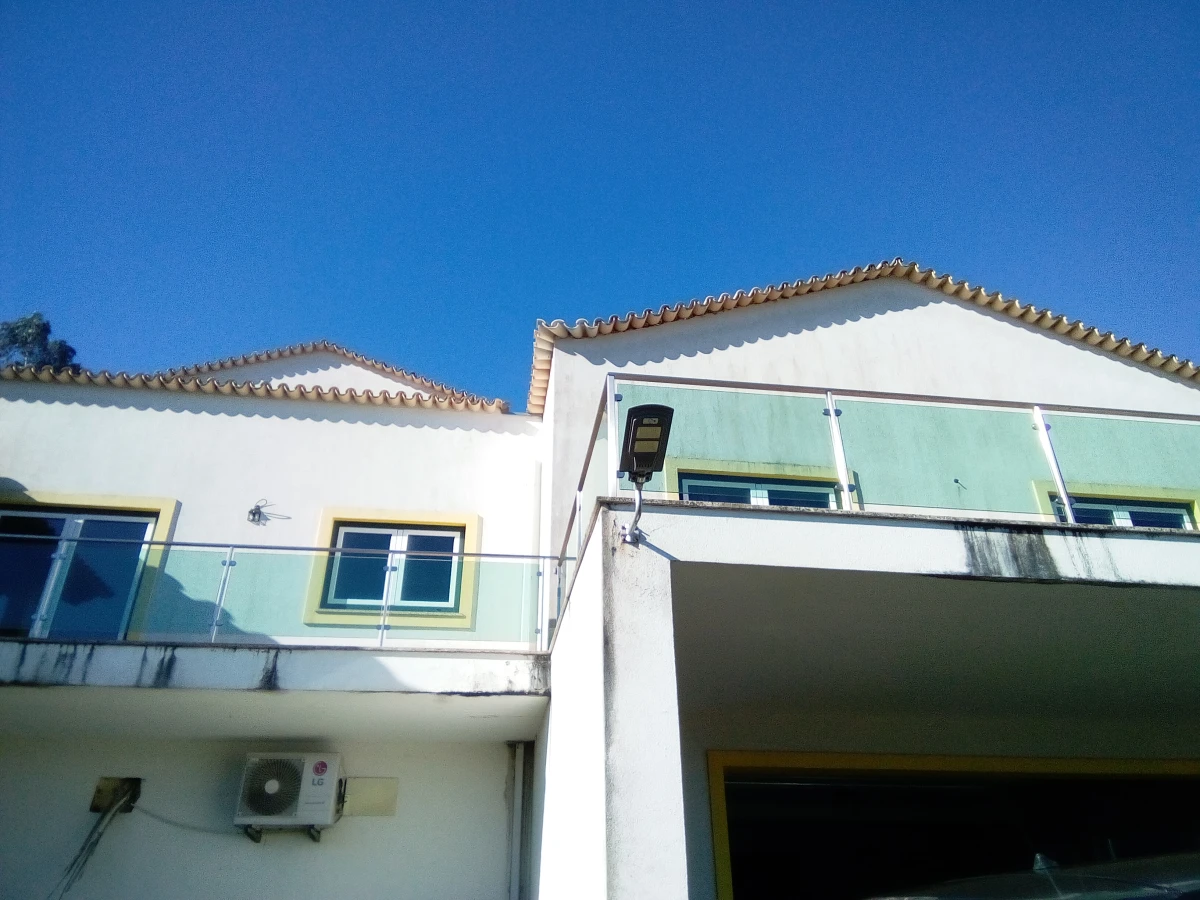 Kaskata Soluções Imobiliárias - Moradia v3+1 em Sever do Vouga Uma casa para viver a luz, o espaço e a tranquilidade – Sever do Vouga

Implantada num terreno elevado, esta moradia unifamiliar isolada convida a abrandar o ritmo e a desfrutar de uma envolvente única, onde a luz natural e as vistas abertas são presença constante ao longo do dia.