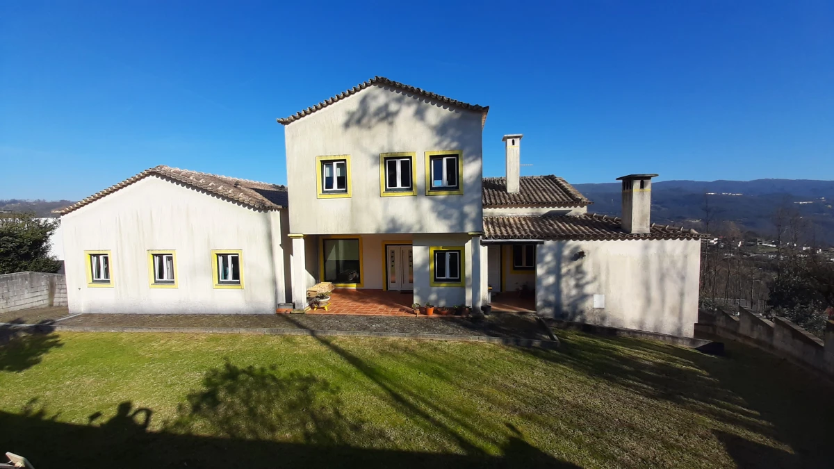 Kaskata Soluções Imobiliárias - Moradia v3+1 em Sever do Vouga Uma casa para viver a luz, o espaço e a tranquilidade – Sever do Vouga

Implantada num terreno elevado, esta moradia unifamiliar isolada convida a abrandar o ritmo e a desfrutar de uma envolvente única, onde a luz natural e as vistas abertas são presença constante ao longo do dia.