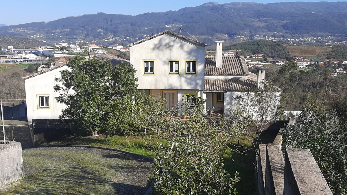 Kaskata Soluções Imobiliárias - Moradia v3+1 em Sever do Vouga Uma casa para viver a luz, o espaço e a tranquilidade – Sever do Vouga

Implantada num terreno elevado, esta moradia unifamiliar isolada convida a abrandar o ritmo e a desfrutar de uma envolvente única, onde a luz natural e as vistas abertas são presença constante ao longo do dia.