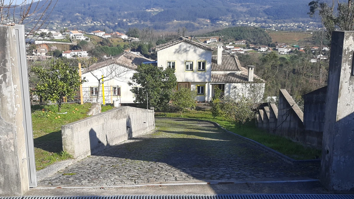 Kaskata Soluções Imobiliárias - Moradia v3+1 em Sever do Vouga Uma casa para viver a luz, o espaço e a tranquilidade – Sever do Vouga

Implantada num terreno elevado, esta moradia unifamiliar isolada convida a abrandar o ritmo e a desfrutar de uma envolvente única, onde a luz natural e as vistas abertas são presença constante ao longo do dia.