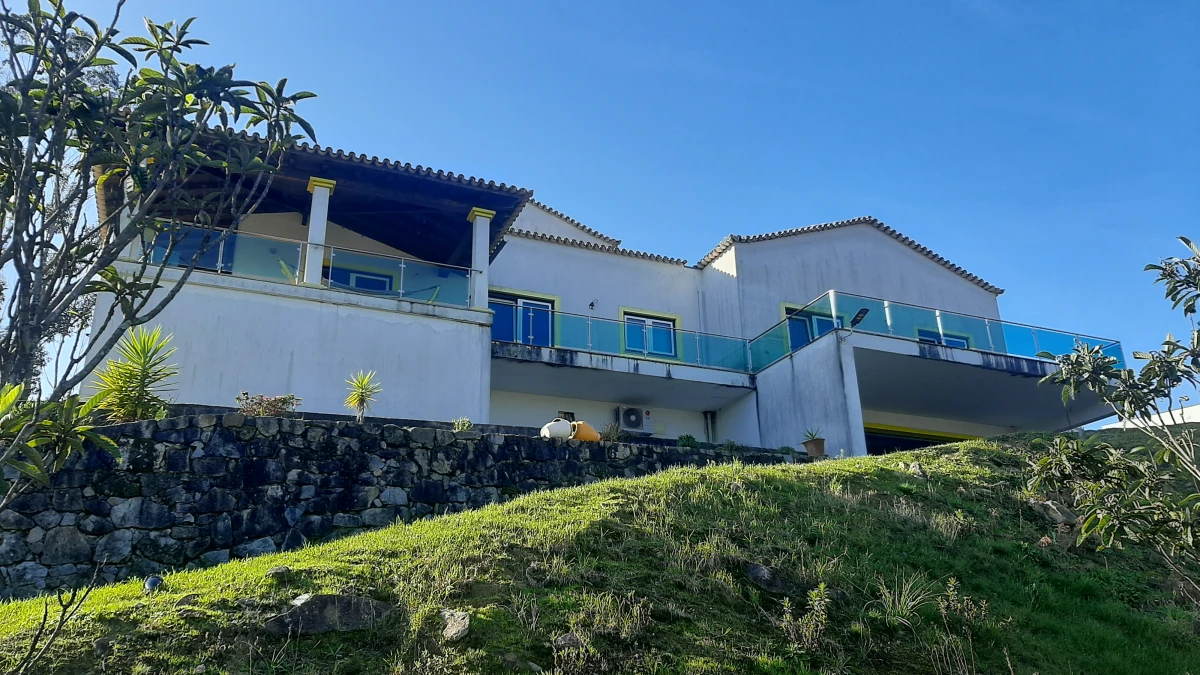 Kaskata Soluções Imobiliárias - Moradia v3+1 em Sever do Vouga Uma casa para viver a luz, o espaço e a tranquilidade – Sever do Vouga

Implantada num terreno elevado, esta moradia unifamiliar isolada convida a abrandar o ritmo e a desfrutar de uma envolvente única, onde a luz natural e as vistas abertas são presença constante ao longo do dia.