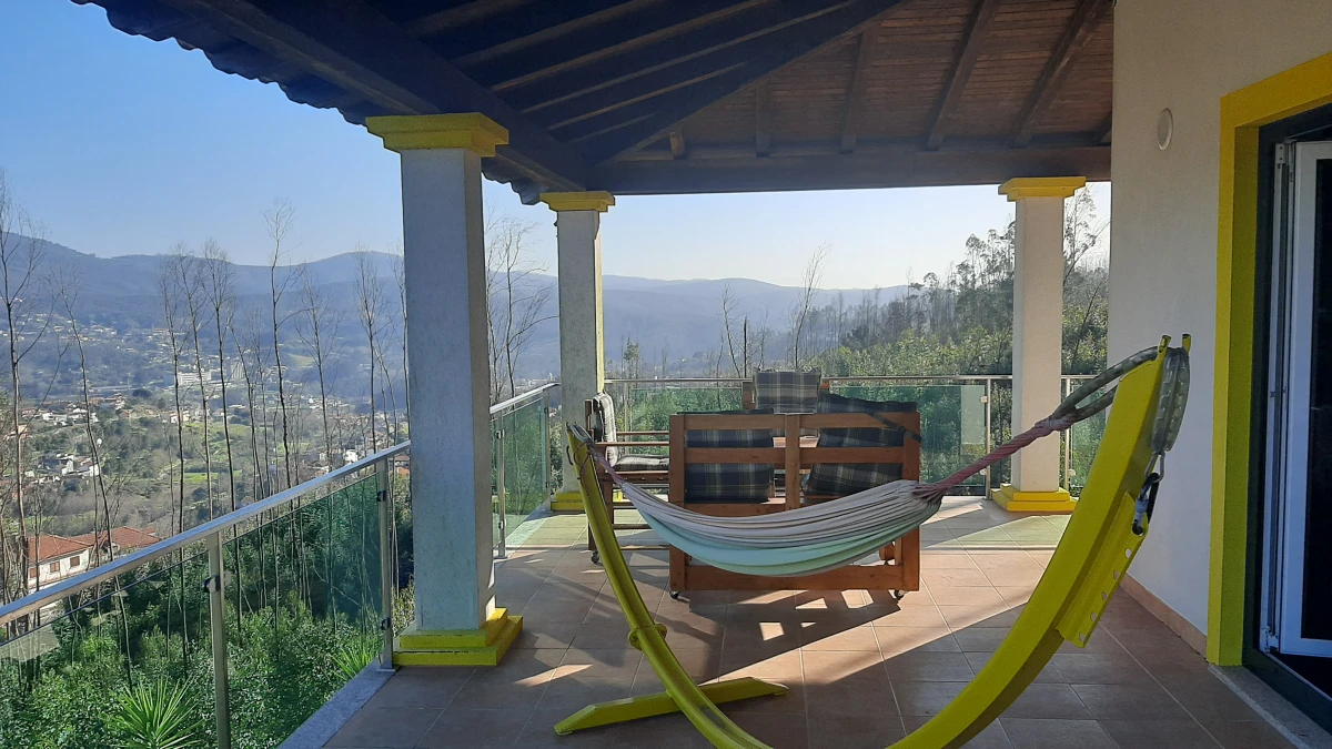 Kaskata Soluções Imobiliárias - Moradia v3+1 em Sever do Vouga Uma casa para viver a luz, o espaço e a tranquilidade – Sever do Vouga

Implantada num terreno elevado, esta moradia unifamiliar isolada convida a abrandar o ritmo e a desfrutar de uma envolvente única, onde a luz natural e as vistas abertas são presença constante ao longo do dia.