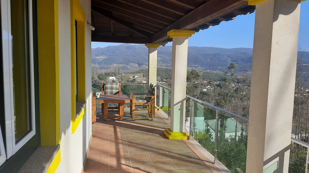 Kaskata Soluções Imobiliárias - Moradia v3+1 em Sever do Vouga Uma casa para viver a luz, o espaço e a tranquilidade – Sever do Vouga

Implantada num terreno elevado, esta moradia unifamiliar isolada convida a abrandar o ritmo e a desfrutar de uma envolvente única, onde a luz natural e as vistas abertas são presença constante ao longo do dia.