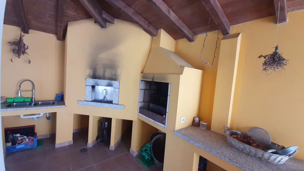 Kaskata Soluções Imobiliárias - Moradia v3+1 em Sever do Vouga Uma casa para viver a luz, o espaço e a tranquilidade – Sever do Vouga

Implantada num terreno elevado, esta moradia unifamiliar isolada convida a abrandar o ritmo e a desfrutar de uma envolvente única, onde a luz natural e as vistas abertas são presença constante ao longo do dia.