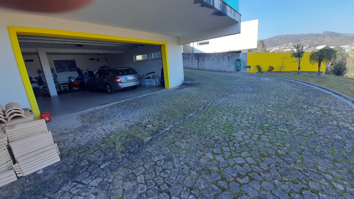 Kaskata Soluções Imobiliárias - Moradia v3+1 em Sever do Vouga Uma casa para viver a luz, o espaço e a tranquilidade – Sever do Vouga

Implantada num terreno elevado, esta moradia unifamiliar isolada convida a abrandar o ritmo e a desfrutar de uma envolvente única, onde a luz natural e as vistas abertas são presença constante ao longo do dia.