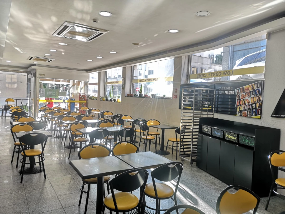 Kaskata Soluções Imobiliárias - Loja e negócio em Oliveira de Azeméis Vende-se loja e negócio totalmente funcional de padaria, café e pastelaria, localizada numa das mais populares entradas da cidade, com excelente visibilidade e elevado fluxo pedonal e rodoviário.
O espaço dispõe de 200 m²