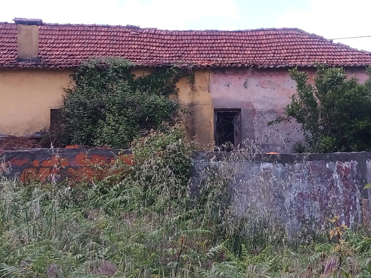 Kaskata Soluções Imobiliárias - Moradia para reconstrução Moradia isolada para recuperação em São João da Madeira